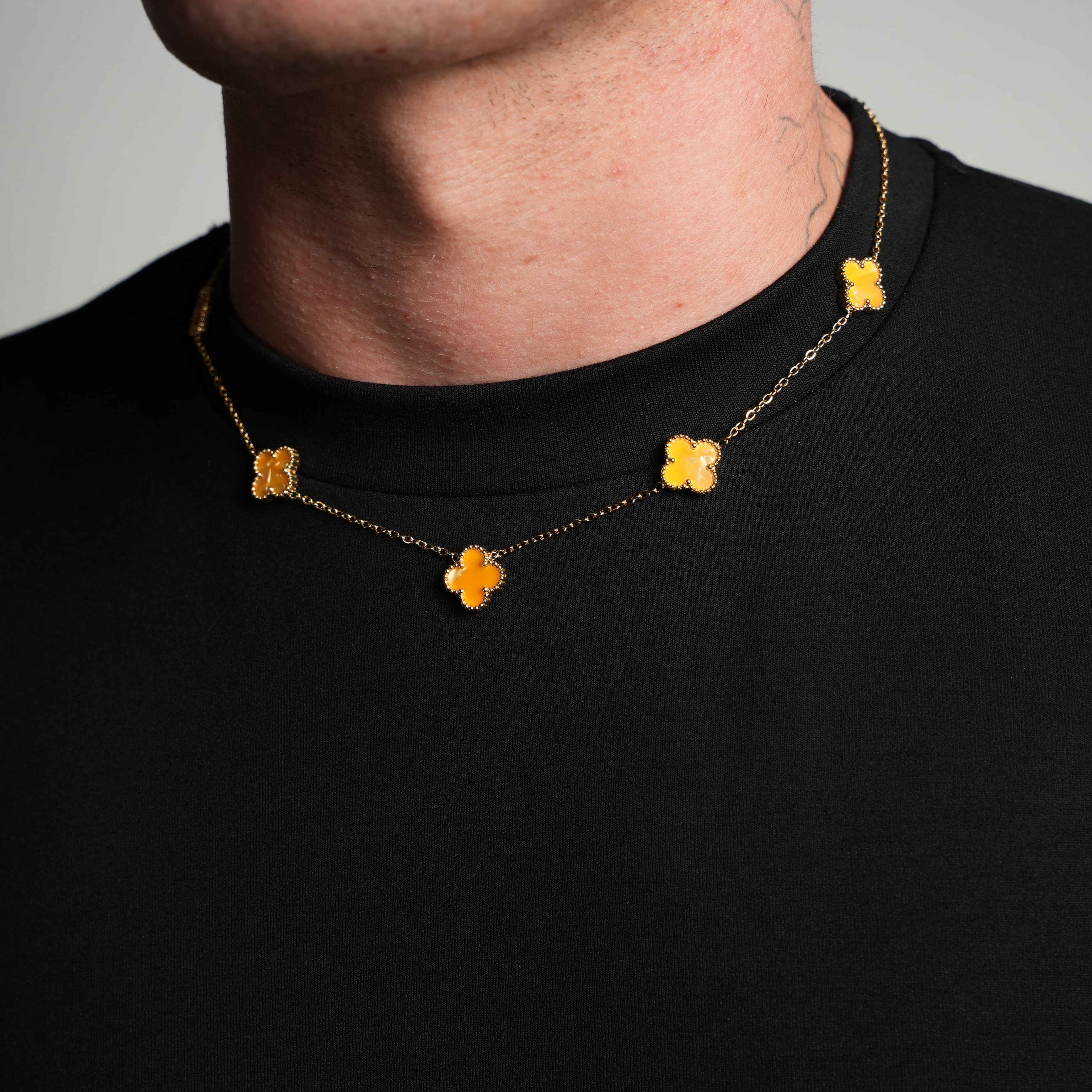 Gold Pearl Clover Necklace (Apricot)